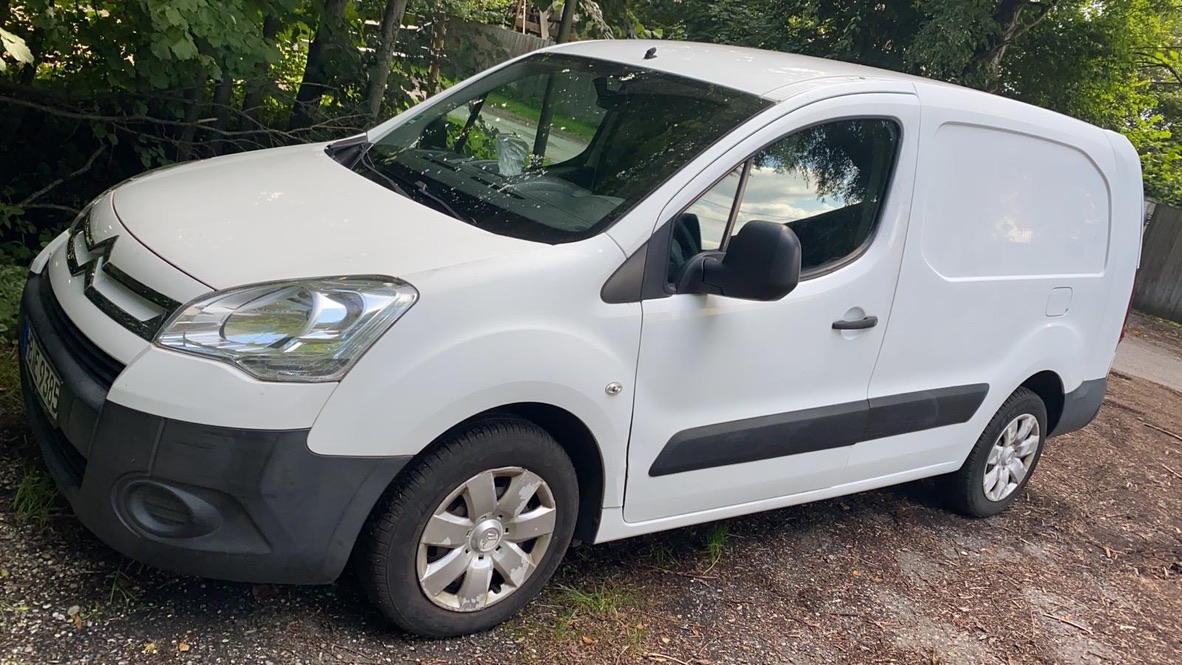 Mittel Transport (Kombi/klein Bus)